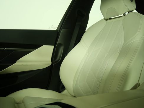 Used 2025 BMW 530i image 27