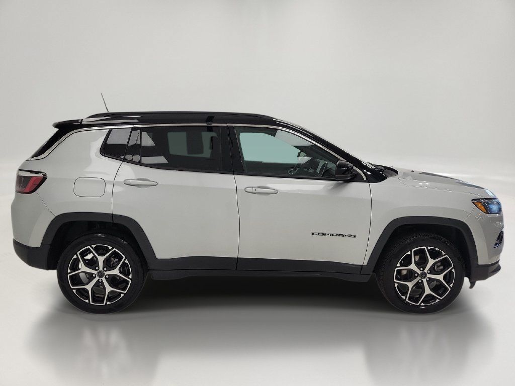 Used 2025 Jeep Compass Limited AWD/4WD image 3