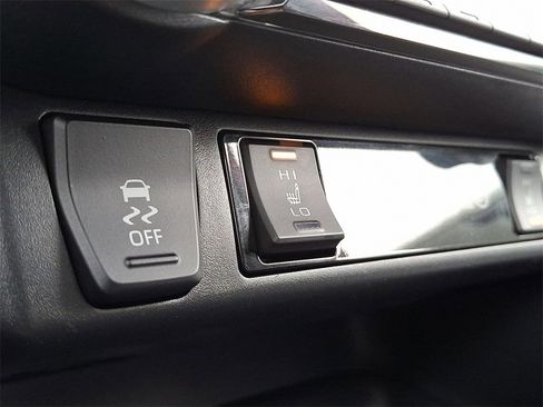 Used 2022 Toyota RAV4 XLE w/ Convenience Package image 25