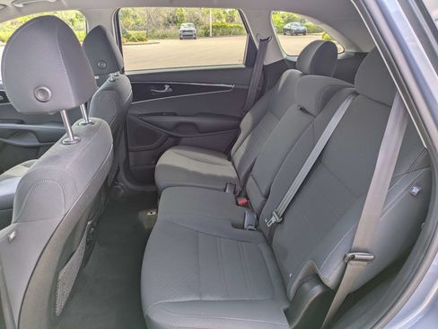 Used 2020 Kia Sorento LX FWD image 16
