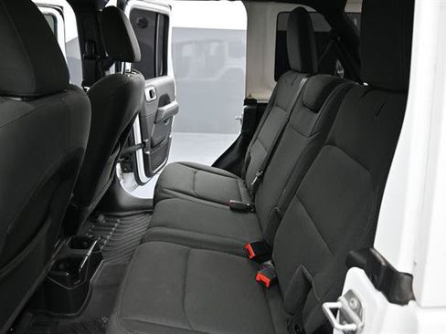 Used 2022 Jeep Wrangler Unlimited Sahara AWD/4WD image 17