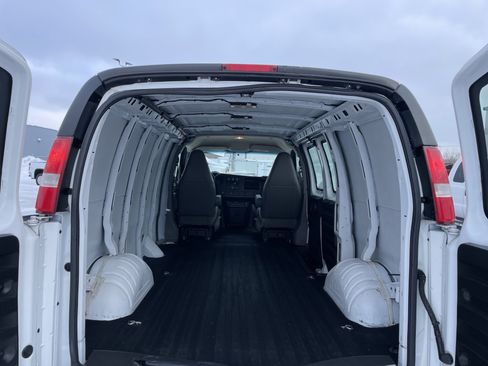 Used 2021 Chevrolet Express 2500 w/ Driver Convenience Package image 23
