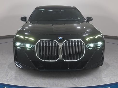 Certified 2023 BMW 760i xDrive AWD/4WD image 3