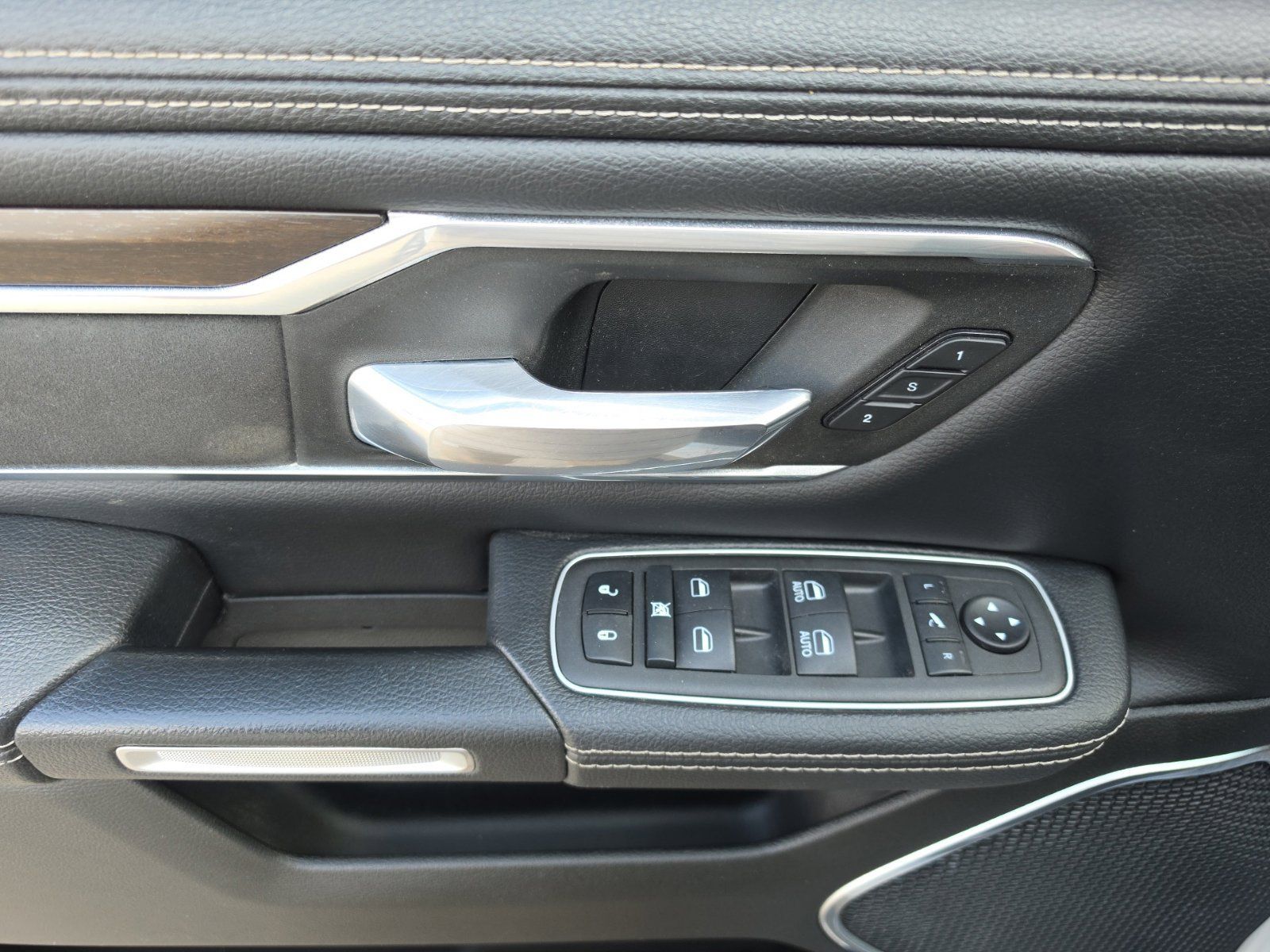Used 2022 RAM 1500 Laramie AWD/4WD image 17