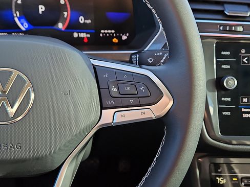 Used 2023 Volkswagen Tiguan SE w/ Panoramic Sunroof Package image 19