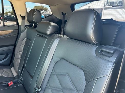 Used 2024 Volkswagen Atlas SE w/ Black Wheel Package image 13