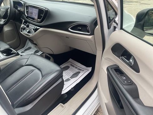 Used 2023 Chrysler Pacifica Touring-L image 18