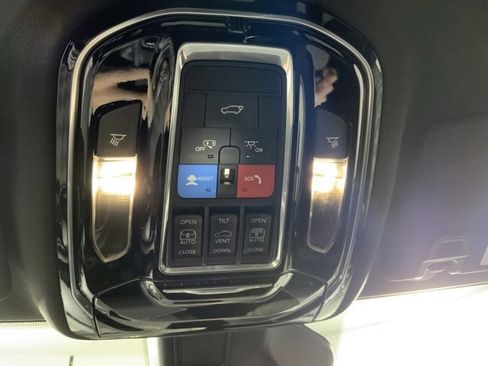 Used 2024 Jeep Grand Cherokee Overland w/ Luxury Tech Group IV image 28