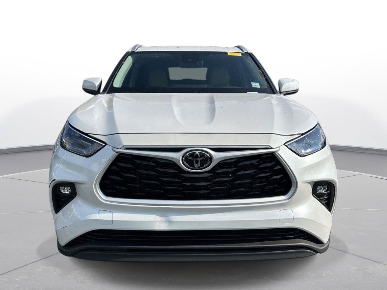 Used 2023 Toyota Highlander XLE FWD image 3