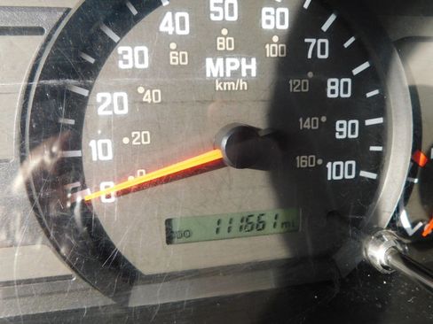 Used 2020 Isuzu NPR image 11