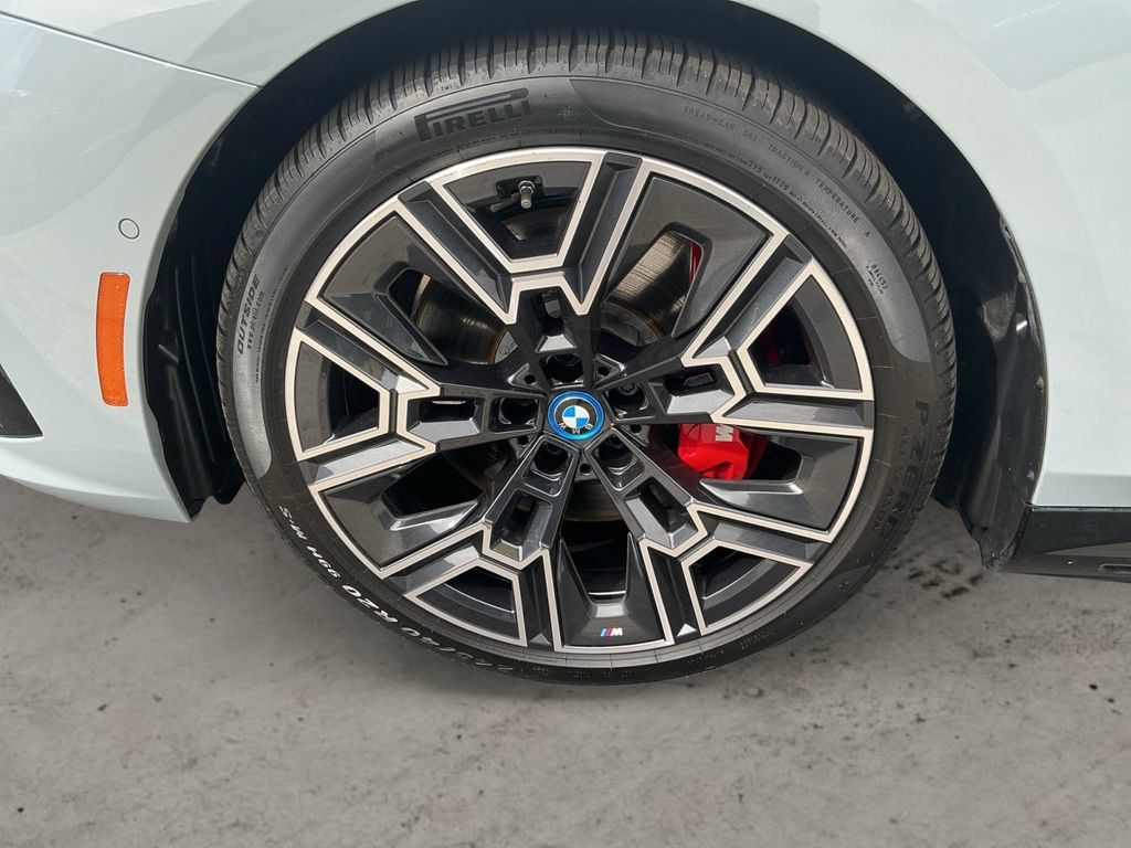 Used 2025 BMW i5 xDrive40 w/ M Sport Package AWD/4WD image 9