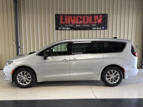 New 2026 Chrysler Pacifica Limited FWD image 2