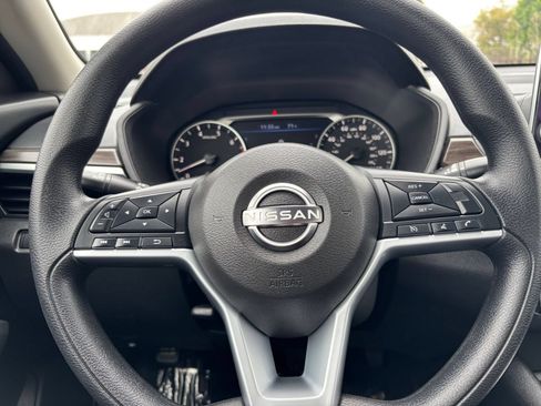 Used 2025 Nissan Altima 2.5 SV FWD image 29