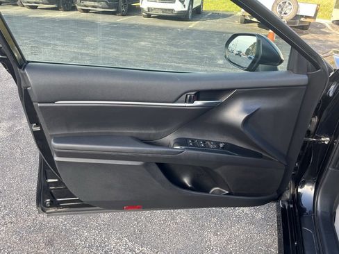 Used 2020 Toyota Camry LE image 9