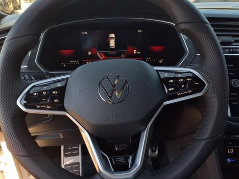 Certified 2022 Volkswagen Tiguan SE R-Line FWD image 13