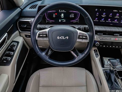 Certified 2023 Kia Telluride EX w/ EX Captain's Chair Package image 17