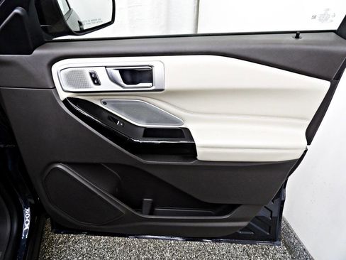 Used 2022 Ford Explorer Platinum w/ Equipment Group 601A image 11