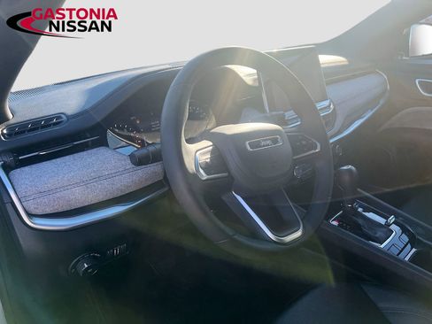 Used 2024 Jeep Compass Latitude image 11