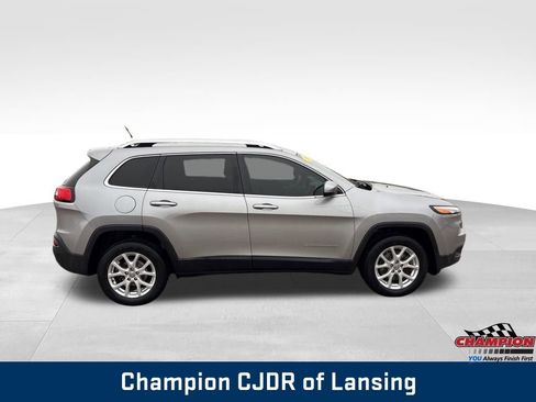Used 2018 Jeep Cherokee Latitude image 12