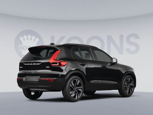 Used 2026 Volvo XC40 B5 Plus AWD/4WD image 4