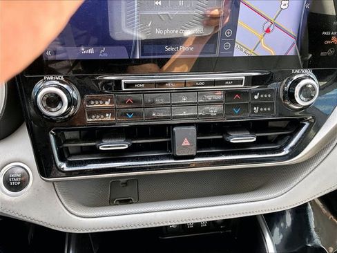 Used 2021 Toyota Highlander Limited image 24