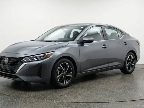 Used 2025 Nissan Sentra SV image 3