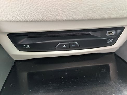 Used 2021 Chrysler Pacifica Limited w/ Uconnect Theater Family Group image 23