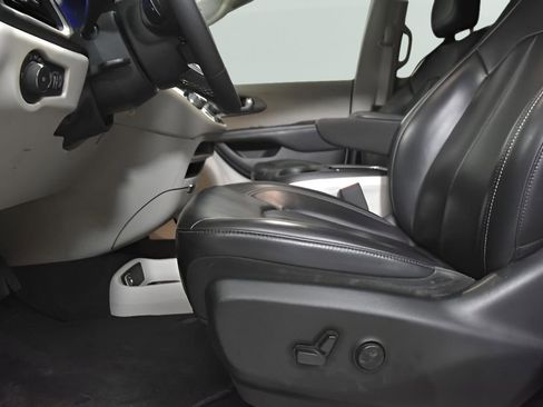 Used 2023 Chrysler Pacifica Touring-L FWD image 14