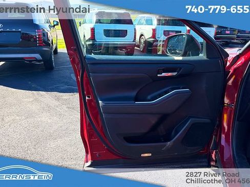 Used 2021 Toyota Highlander XLE AWD/4WD image 14