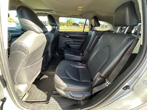 Used 2021 Toyota Highlander XLE AWD/4WD image 25
