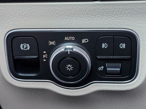 Used 2025 Mercedes-Benz GLA 250 4MATIC image 29