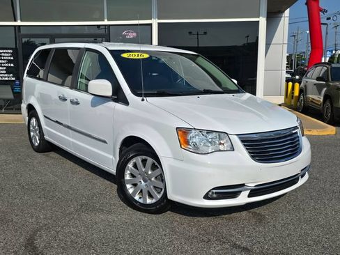 Used 2016 Chrysler Town & Country Touring w/ Driver Convenience Group FWD image 2