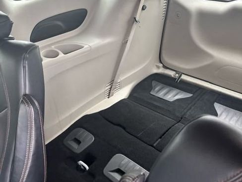 Used 2017 Chrysler Pacifica Touring-L image 34