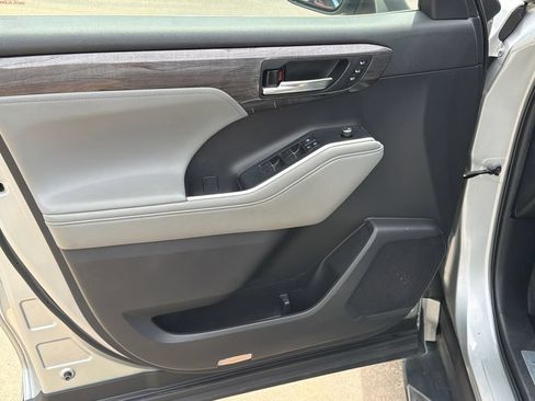 Used 2020 Toyota Highlander Limited FWD image 10