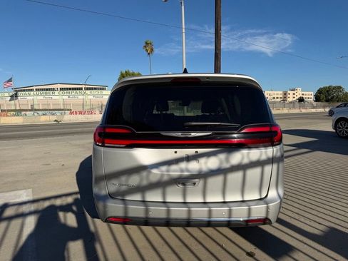 Used 2024 Chrysler Pacifica Touring-L FWD image 9