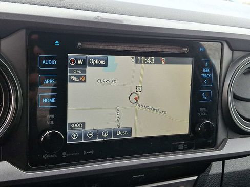 Used 2018 Toyota Tacoma TRD Sport image 18