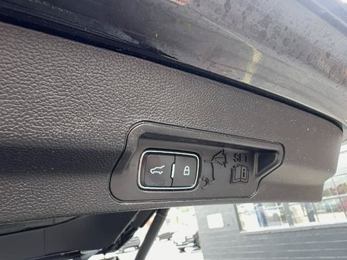 Used 2020 Ford Explorer XLT w/ Equipment Group 202A AWD/4WD image 10