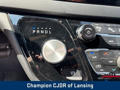 Used 2020 Chrysler Pacifica Touring-L w/ Advanced Safetytec Group FWD image 27