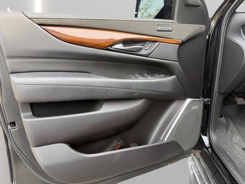Used 2020 Cadillac Escalade Luxury w/ Escalade Sport Edition image 15