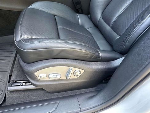 Used 2025 Porsche Macan image 6