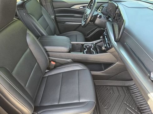Used 2025 Chevrolet Traverse LT w/ Sun and Wheel Package FWD image 14