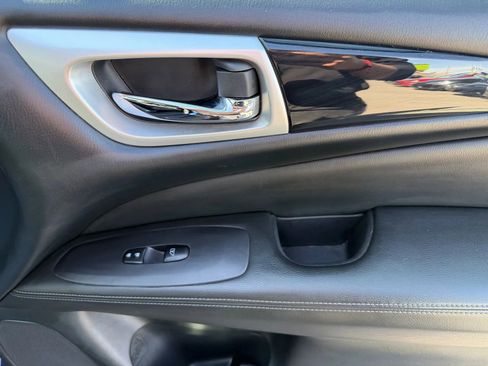 Used 2020 Nissan Pathfinder SV image 18