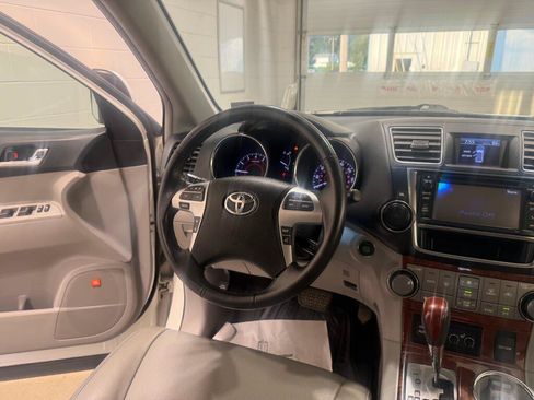 Used 2013 Toyota Highlander Limited AWD/4WD image 18