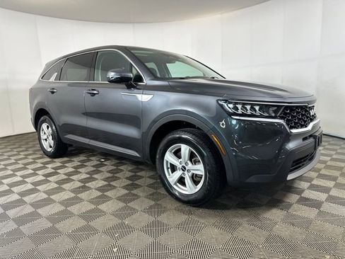 Used 2022 Kia Sorento LX image 2