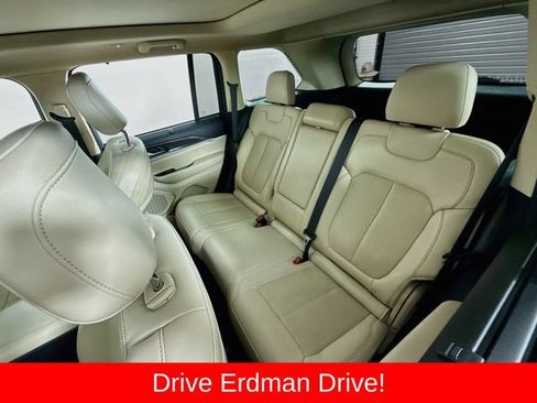 Used 2022 Jeep Grand Cherokee Limited w/ Luxury Tech Group II RWD image 8