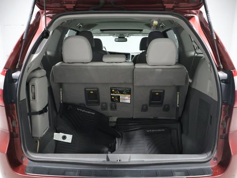 Used 2020 Toyota Sienna XLE image 17
