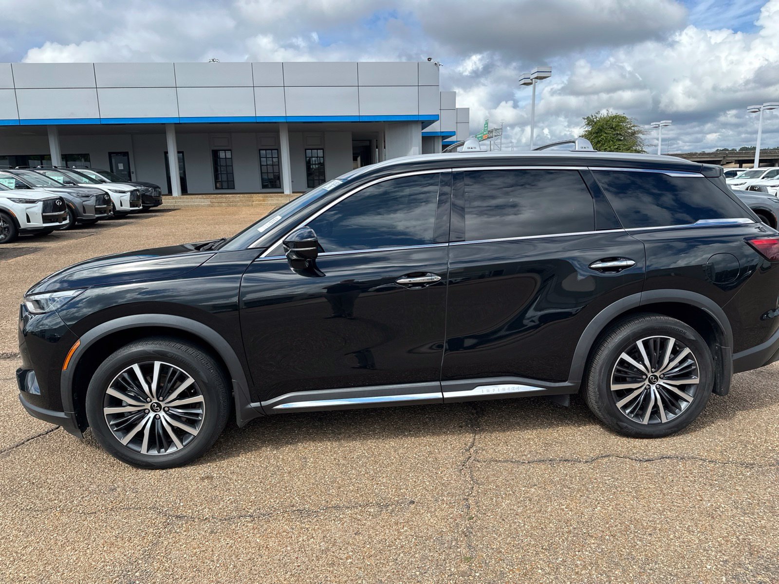 Used 2023 INFINITI QX60 Sensory w/ Vision Package AWD/4WD image 11