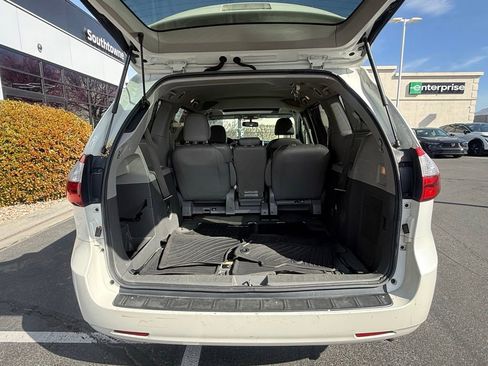 Used 2017 Toyota Sienna XLE image 26