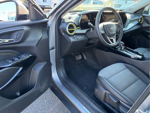 Certified 2024 Chevrolet Trax LT w/ Driver Confidence Package image 8