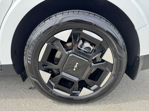 Used 2025 Kia Carnival EX FWD image 26